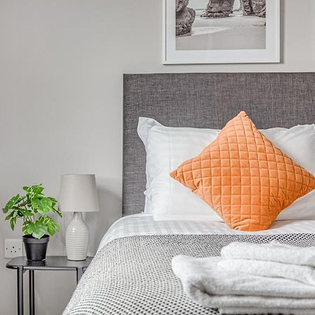 Contemporary 2 Bedroom Apt, Town Centre By Tent Serviced Apartments Chertsey Luaran gambar