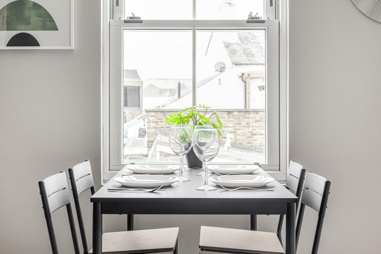 Contemporary 2 Bedroom Apt, Town Centre By Tent Serviced Apartments Chertsey Luaran gambar