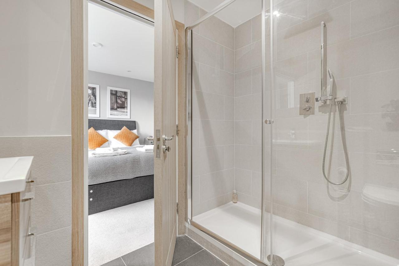 Contemporary 2 Bedroom Apt, Town Centre By Tent Serviced Apartments Chertsey Luaran gambar