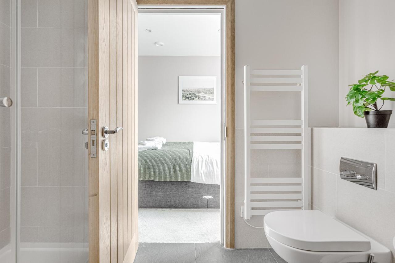 Contemporary 2 Bedroom Apt, Town Centre By Tent Serviced Apartments Chertsey Luaran gambar