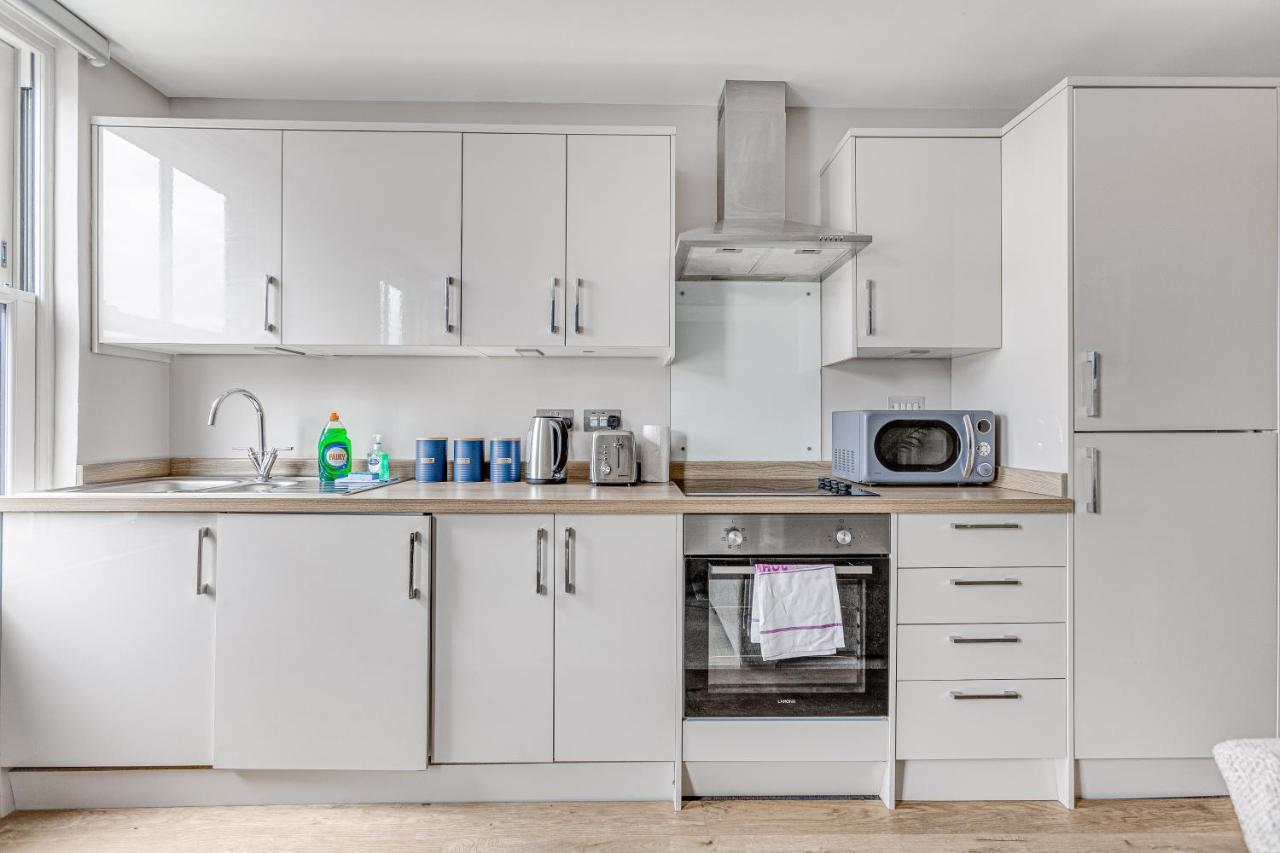 Contemporary 2 Bedroom Apt, Town Centre By Tent Serviced Apartments Chertsey Luaran gambar